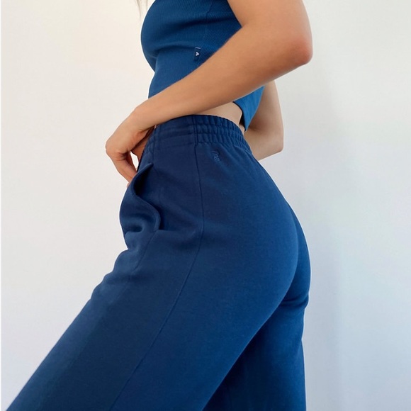 Aritzia Pants - Tna
Cozy Fleece Boyfriend Sweatpant - Navy